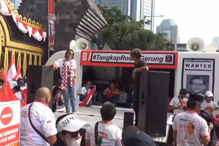 Lalu lintas disekitar Polda Metro Jaya pun tampak macet mengekor dari lokasi titik aksi, dan membuat arus lalu lintas di kolong Semanggi padat merayap.
