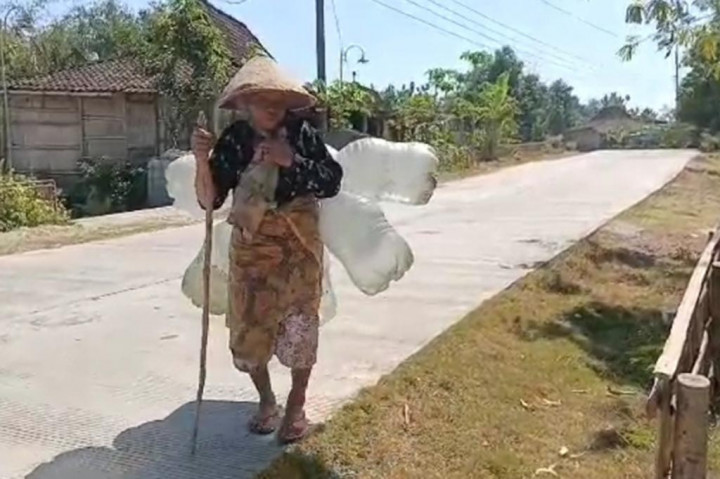 Fenomena El Nino pada musim kemarau tahun ini sudah mulai menggerus ketersediaan air bersih di pukuhab desa yang tersebar di enam kecamatan, Kabupaten Sragen, Jawa Tengah sejak Juni lalu.