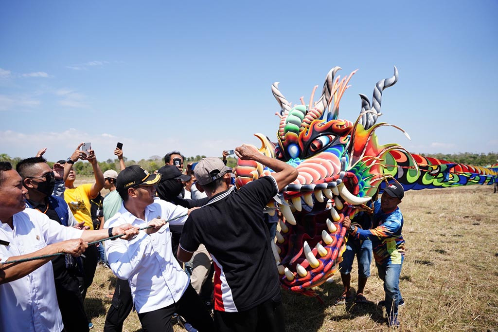 Bupati Tuban Aditya Halindra Faridzky, membuka Festival yang diselenggarakan oleh Pemerintah Desa Beji Kecamatan Jenu. Bupati Lindra mengaku bangga karena capaian penyelenggaraan festival layang-layang mampu menyedot banyak peserta dari dan luar Pulau Jawa.