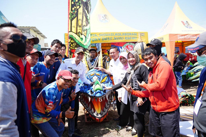 Pemkab Tuban mengelar festival layang- layang Nasional untuk memeriahkan Hari Ulang Tahun (HUT) Kemerdekaan RI ke -78 di Desa Beji, Kecamatan Jenu, Kamis, 3 Agustus 2023.