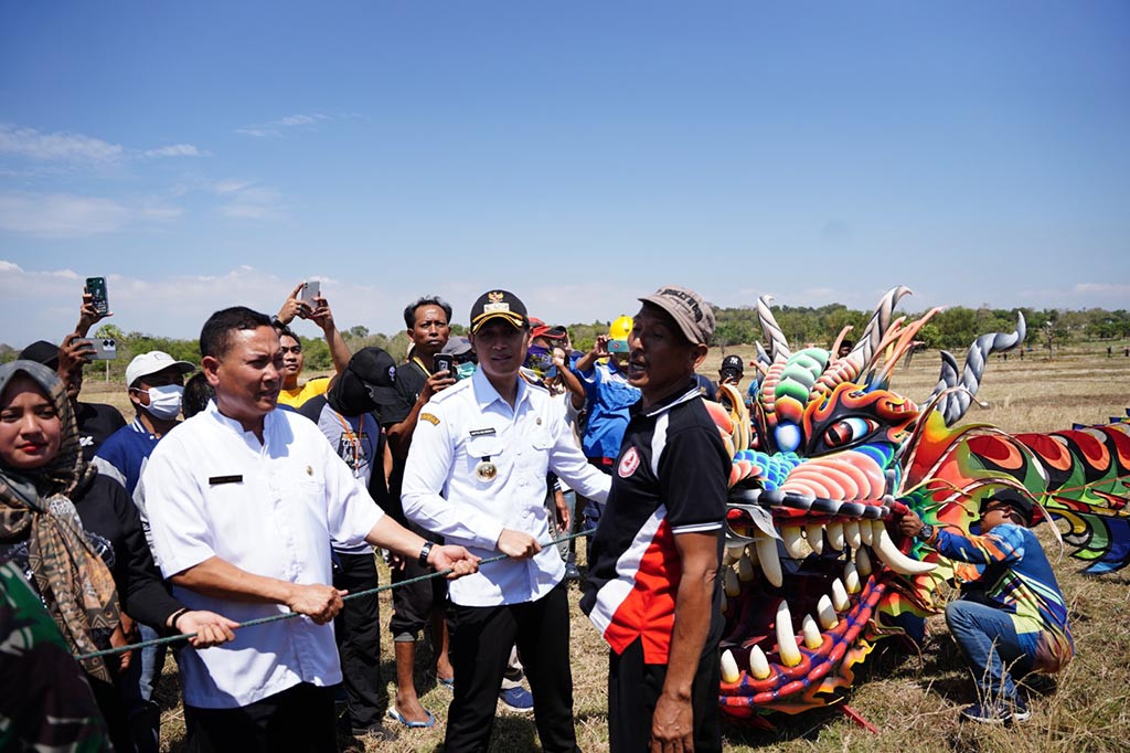 Festival layang-layang ini diikuti peserta dari sejumlah kabupaten di Jatim hingga Jabar. Diharapkan Festival ini menjadi agenda rutin tahunan sehingga bisa menarik wisatawan.