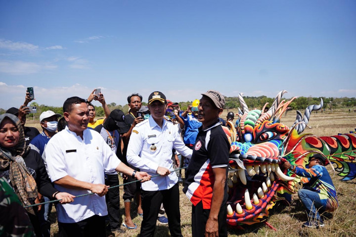 Festival layang-layang ini diikuti peserta dari sejumlah kabupaten di Jatim hingga Jabar. Diharapkan Festival ini menjadi agenda rutin tahunan sehingga bisa menarik wisatawan.