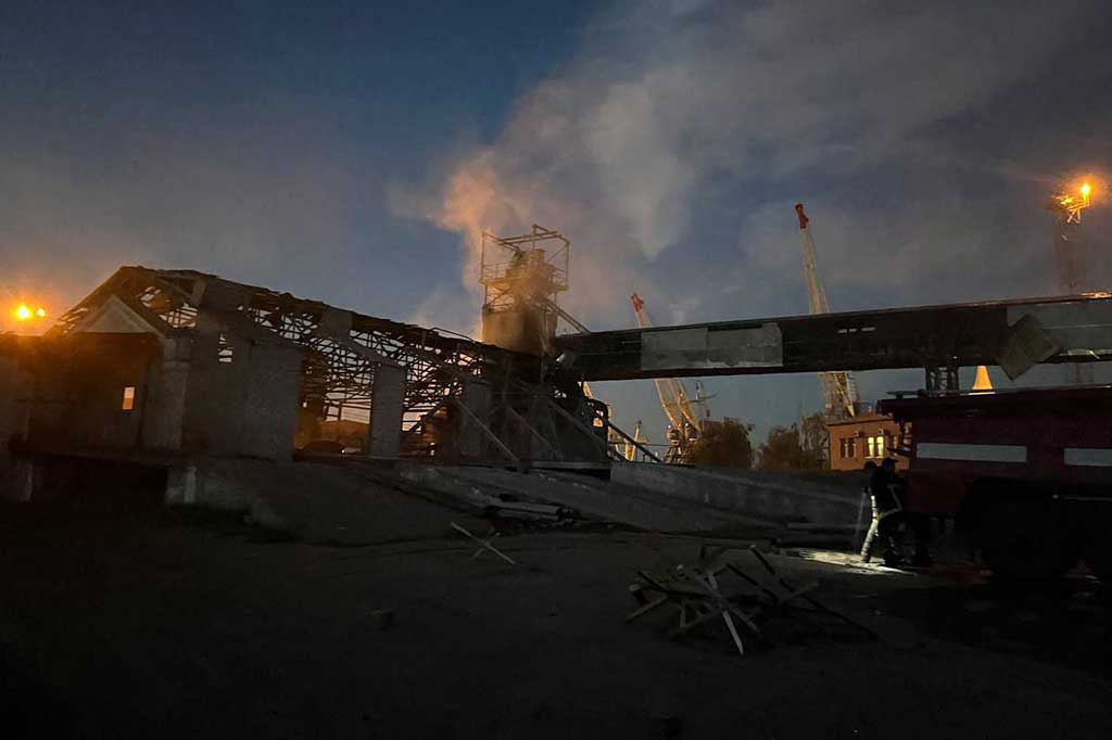 Foto yang dirilis Layanan Darurat Ukraina menunjukkan pemandangan bangunan yang rusak di pelabuhan
Ukraina di Danube setelah serangan drone pada malam hari di wilayah Odesa, Ukraina, Rabu, 2 Agustus 2023.