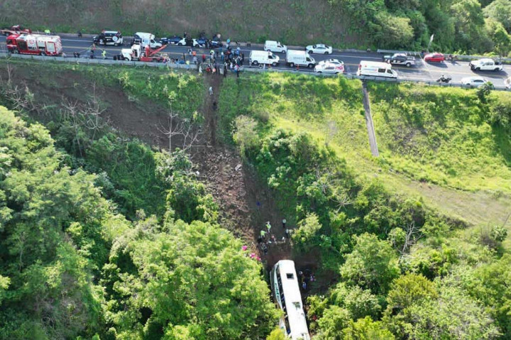 Sebuah bus yang membawa penduduk lokal dan migran terjun ke jurang di barat laut Meksiko, Kamis, 3 Agustus 2023. Sedikitnya 17 orang tewas dan 22 lainnya luka-luka akibat kejadian tersebut.