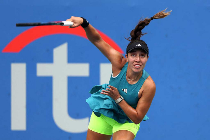 Petenis Amerika Serikat Jesica Pegula melancarkan servis ke arah lawannya  Peyton Stearns 6-3, 6-4 pada babak 16 besar Mubadala Citi DC Open, Washington, Kamis, 3 Agustus 2023 waktu setempat.