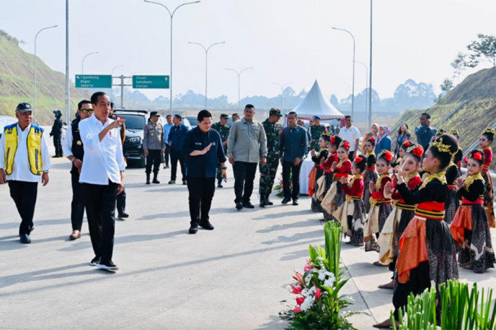 Presiden juga memerintahkan penyelesaian Seksi III dan Seksi IV Tol Bocimi didorong secepatnya.
