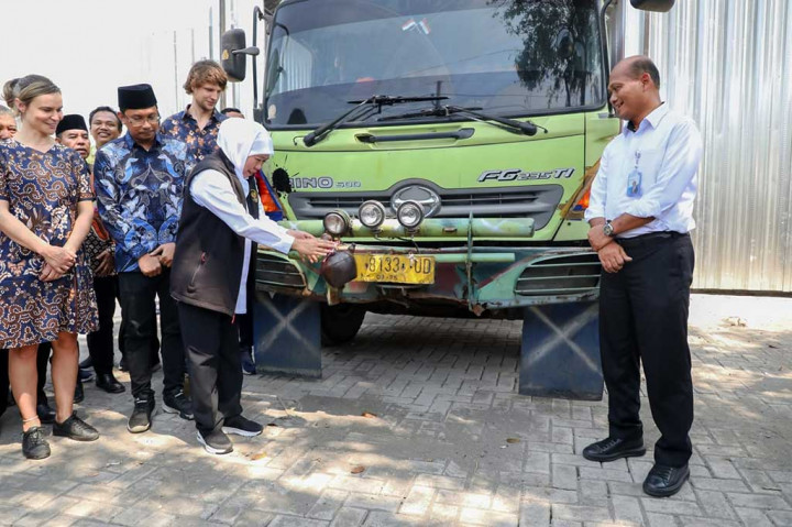 Gubernur Jatim Khofifah Indar Parawansa memecah kendi saat pelepasan ekspor rumput laut Gracilaria di Sidoarjo, Jumat, 4 Agustus 2023. Rumput laut Gracilaria asal Kecamatan Jabon, Kabupaten Sidoarjo, berhasil diekspor ke Australia. Pada Mei lalu rumput laut dari petani di wilayah tersebut juga diekspor ke Tiongkok.