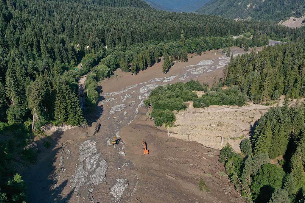 Foto udara yang diambil dengan drone menunjukkan petugas penyelamat bekerja di lokasi tanah longsor di wilayah Racha, Georgia barat, Kamis, 3 Agustus 2023 waktu setempat.
