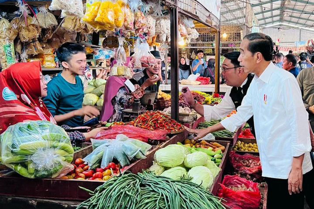Presiden Joko Widodo mengecek langsung harga sejumlah bahan kebutuhan pokok dan inflasi di Pasar Parungkuda, Kabupaten Sukabumi, Jawa Barat, Jumat, 4 Agustus 2023. Jokowi menyatakan harga bahan pokok banyak yang turun.