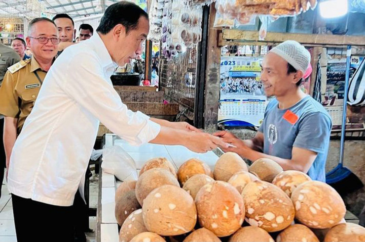 Pada kesempatan tersebut, Presiden Jokowi juga membagikan bingkisan sembako dan bantuan uang tunai kepada para pedagang di pasar tersebut.