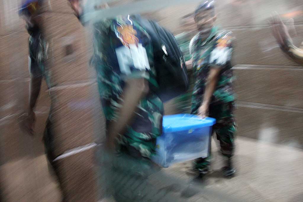 Penyidik Puspom TNI membawa kotak kontainer yang berisi dokumen terkait perkara suap yang melibatkan Kepala Basarnas Marsekal Madya Henri Alfiandi, seusai menggeledah kantor Basarnas di Jakarta, Jumat, 4 Agustus 2023.