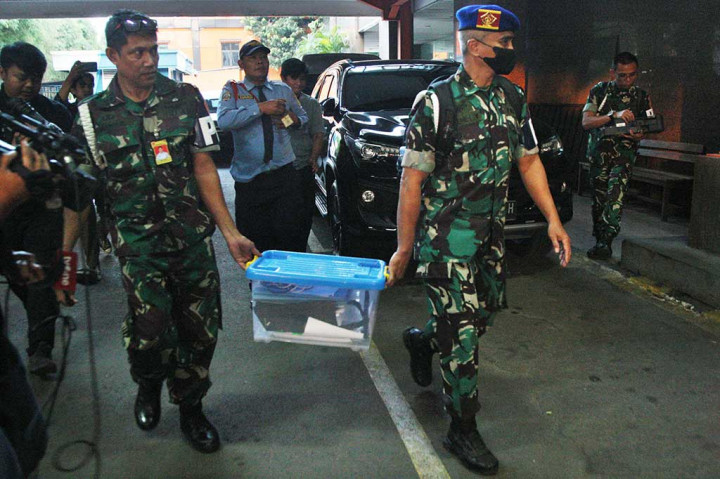 Penyidik Puspom TNI dan KPK menyita sejumlah barang bukti saat menggeledah Kantor Badan SAR Nasional (Basarnas) untuk melengkapi barang bukti dokumen terkait perkara kasus dugaan suap pengadaan peralatan pendeteksi korban reruntuhan.
