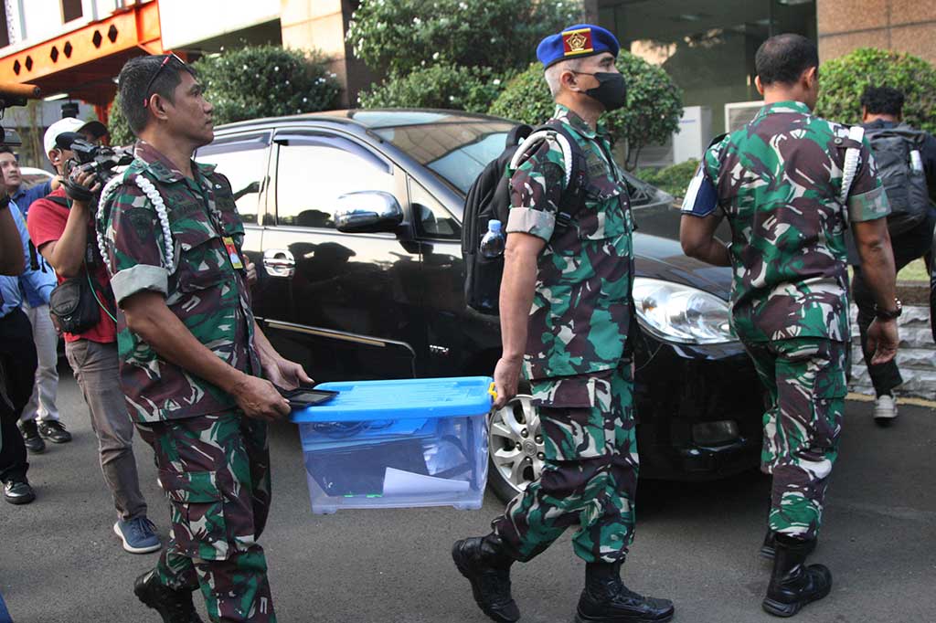 Barang bukti yang disita di antaranya transaksi pencairan cek dan dokumen administrasi keuangan pekerjaan pengadaan pendeteksian korba reruntuhan. Petugas juga menyita surat-surat penting mengenai pengadaan barang dan jasa di Basarnas tahun 2023 serta rekaman kamera CCTV yang terkait kasus yang melibatkan Henri.