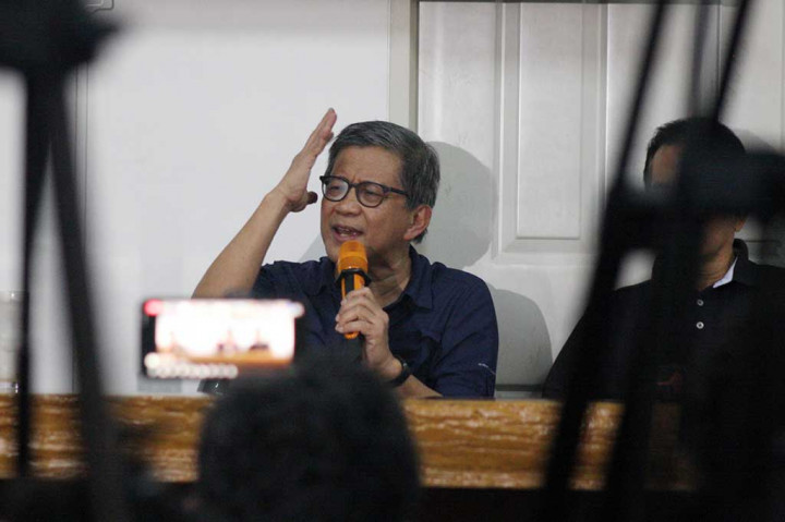 Akademisi Rocky Gerung (tengah) saat menggelar jumpa pers, terkait pernyataannya yang diduga menghina Presiden Joko Widodo, di Jakarta, Jumat, 4 Agustus 2023.