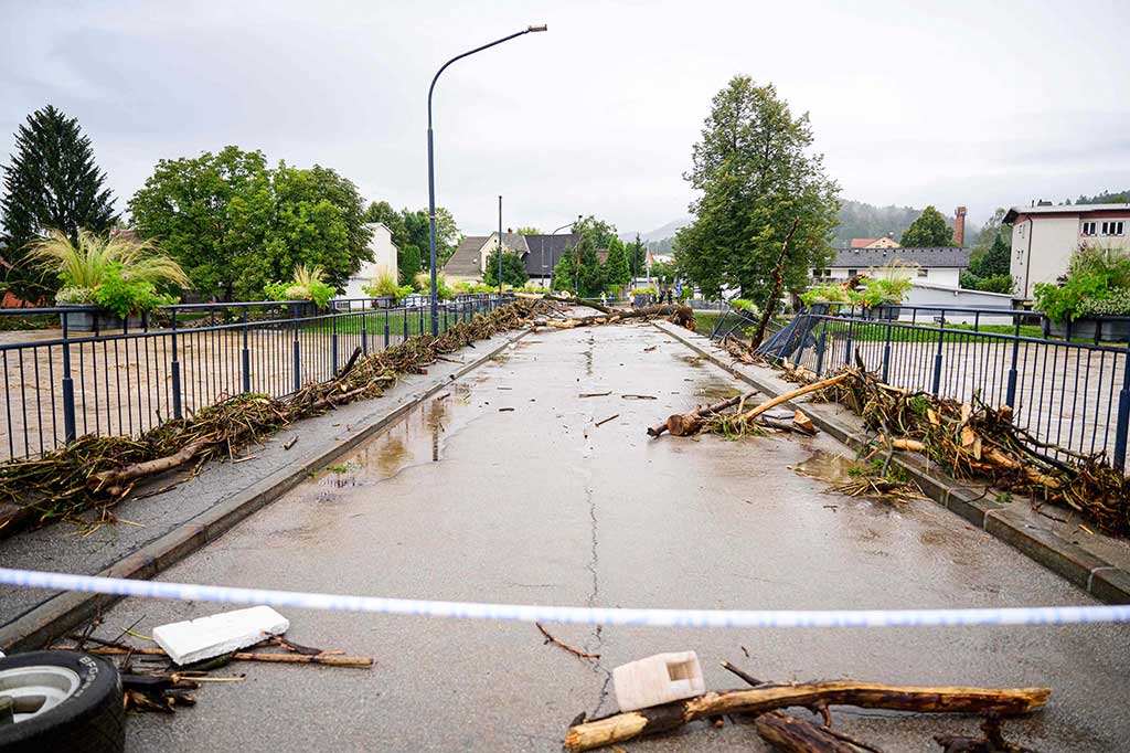 Sebuah jembatan rusak setelah diterjang banjir di Sungai Sora, Kota Medvode, Slovenia, Jumat, 4 Agustus 2023 waktu setempat.