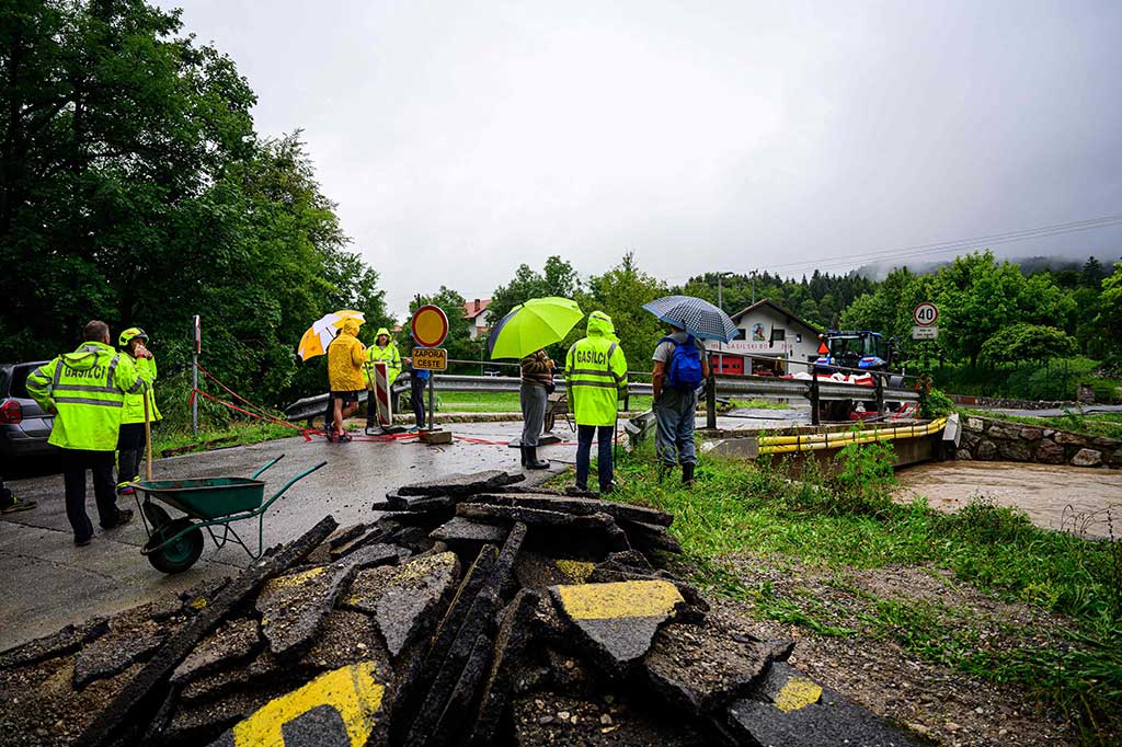Sedikitnya tiga orang tewas setelah banjir dan tanah longsor yang disebabkan oleh hujan lebat memutus akses ke desa-desa dan mengganggu lalu lintas di timur laut dan tengah Slovenia, Jumat, 4 Agustus 2023.
