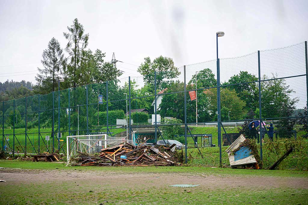 Sirene yang mengingatkan warga akan banjir dibunyikan di Kota Ljubljana, Maribor, dan Celje setelah badan lingkungan negara itu mengeluarkan peringatan siaga merah tertinggi akibat hujan deras yang dimulai semalam.