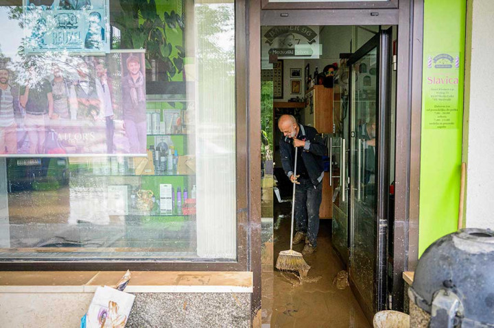 Jalan raya yang menghubungkan Ljubljana dengan bagian utara negara itu harus ditutup karena banjir karena sungai meluap, menghancurkan jembatan dan beberapa rumah, kata situs berita N1 Info. Sekitar 16.000 rumah tangga mengalami pemadaman listrik.