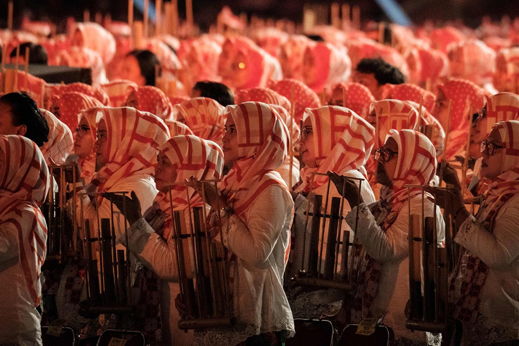 Sertifikat rekor dunia dunia itu diserahkan kepada Ny. Tri Tito Karnavian mewakili Organisasi Aksi Solidaritas Era Kabinet Indonesia Maju (OASE KIM) sebagai penyelenggara kegiatan. Sertifikat selanjutnya diserahkan kepada Ibu Negara Iriana Joko Widodo.
