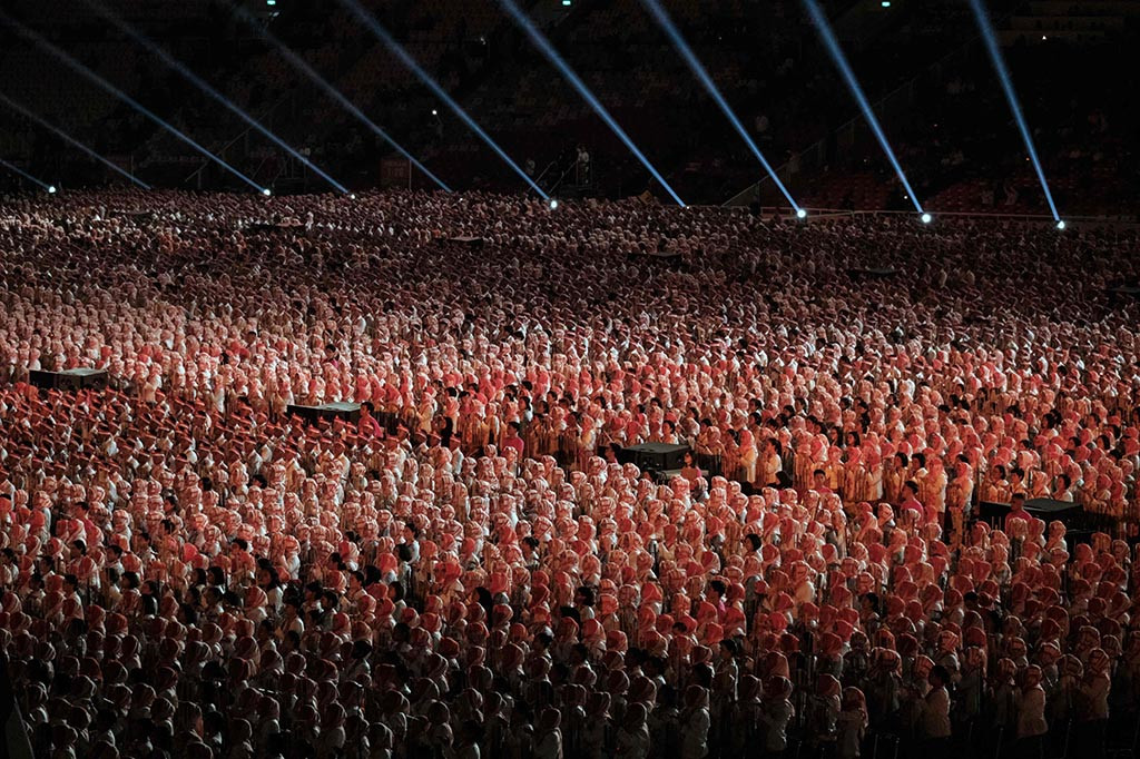 Ribuan pemain angklung itu memainkan lagu Berkibarlah Benderaku ciptaan Saridjah Niung atau Ibu Sud dan lagu internasional Wind Of Change yang dipopulerkan Band Rock Scorpions.