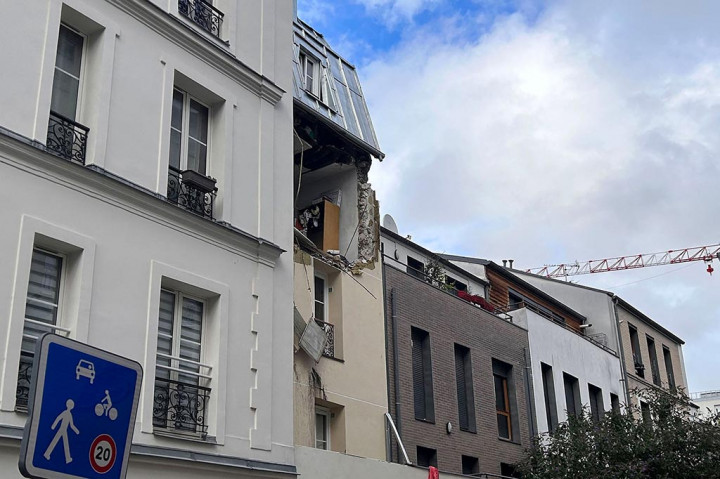 Ledakan hari Sabtu di Arondisemen ke-18 tidak terlalu kuat dan tidak diikuti dengan kebakaran, tetapi masih menghancurkan jendela-jendela gedung, yang fasadnya baru saja direnovasi, seorang jurnalis AFP di tempat kejadian melaporkan.