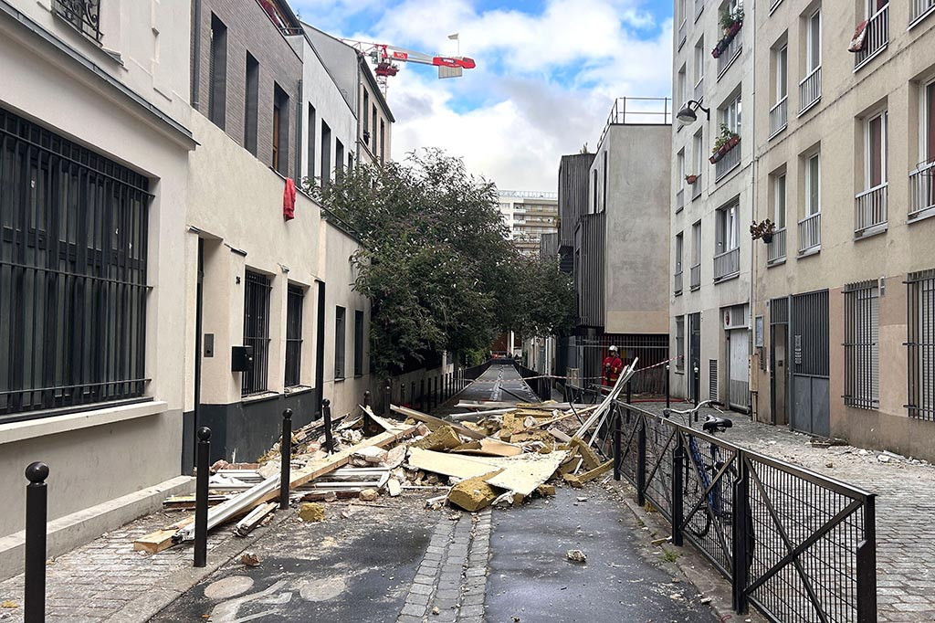 Ledakan itu mengingatkan kembali ledakan lain di ibu kota Prancis pada Juni, ketika tiga orang tewas dalam ledakan yang menyebabkan sebuah bangunan terbakar dan runtuh di daerah dekat pusat kota yang populer di kalangan turis.