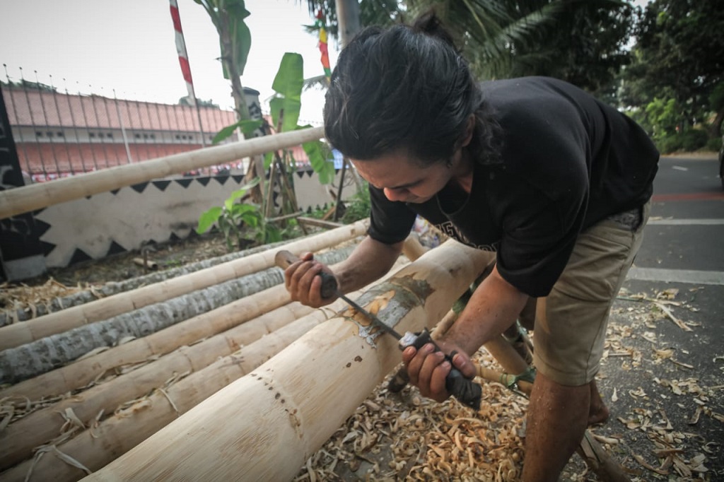 Perayaan HUT RI identik dengan berbagi jenis perlombaan, salah satunya yakni lomba panjat pinang. Jelang perayaan tersebut, sejumlah perajin sibuk membuat batang panjat pinang.
