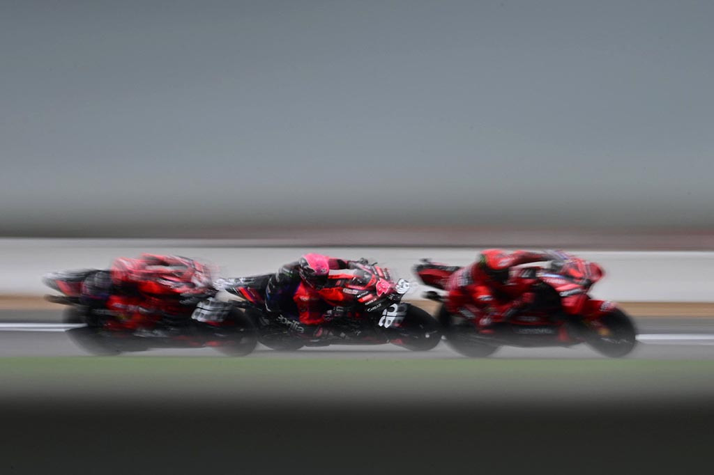 Aleix Espargaro memenangkan MotoGP Inggris pada lap terakhir dari juara dunia Francesco Bagnaia di Silverstone, Minggu, 6 Agustus 2023.