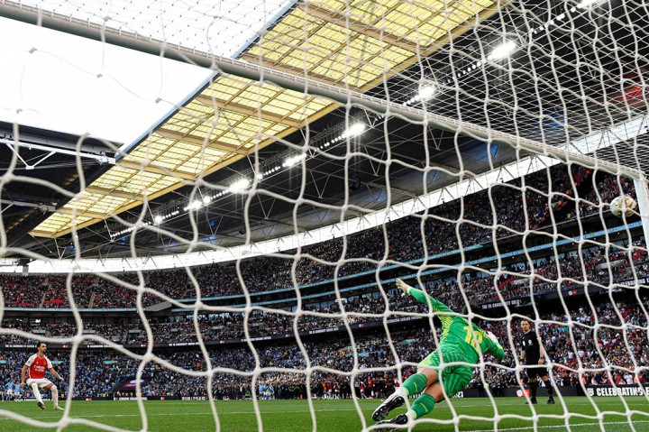 Arsenal menjuarai trofi FA Community Shield musim 2023/24 setelah menang adu penalti 4-1 atas Manchester City di Stadion Wembley pada Minggu, 6 Agustus 2023 malam WIB. Kedua tim bermain imbang 1-1 hingga babak kedua berakhir.