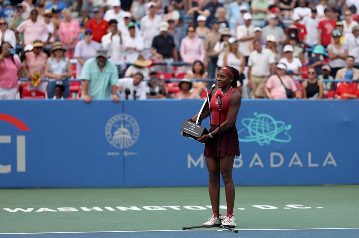 Gauff yang tidak kehilangan satu set pun sepanjang pekan, memenangi set pertama dalam waktu 42 menit, tetapi Sakkari mematahkan servisnya untuk memulai set kedua.