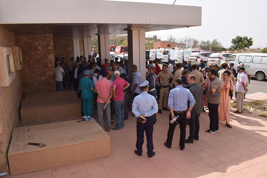 Para penumpang sedang menempuh rute pegunungan ke pasar mingguan di kota Demnate, di provinsi tengah Azilal, ketika minibus tersebut terbalik di sebuah tikungan, kata pihak berwenang setempat.