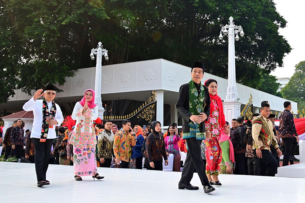 Presiden Joko Widodo dan Ibu Iriana Joko Widodo membuka acara Istana Berkebaya yang digelar di Jalan Medan Merdeka Utara, tepat di depan Istana Merdeka, Jakarta, pada Minggu, 6 Agustus 2023. Acara tersebut digelar untuk memeriahkan hari ulang tahun (HUT) ke-78 Republik Indonesia.