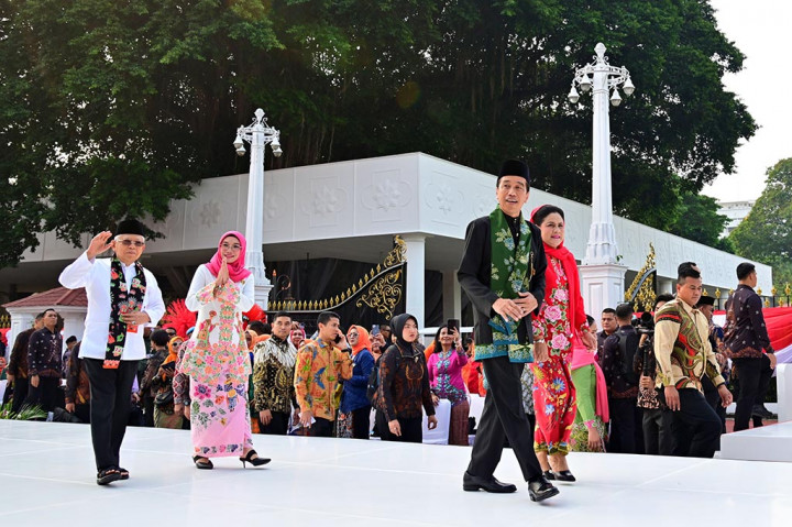Presiden Joko Widodo dan Ibu Iriana Joko Widodo membuka acara Istana Berkebaya yang digelar di Jalan Medan Merdeka Utara, tepat di depan Istana Merdeka, Jakarta, pada Minggu, 6 Agustus 2023. Acara tersebut digelar untuk memeriahkan hari ulang tahun (HUT) ke-78 Republik Indonesia.