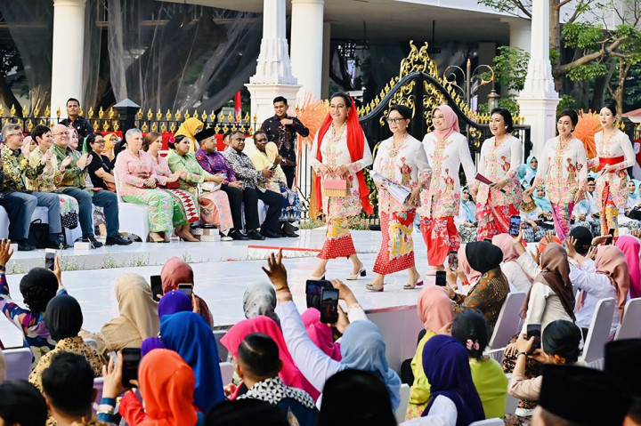 Peragaan busana kebaya kemudian dilanjutkan dengan penampilan dari para model profesional yang mengenakan kebaya-kebaya karya desainer lokal. Sebagai penutup gelaran busana, Bunga Citra Lestari tampil membawakan lagu 'Badai Pasti Berlalu'.
