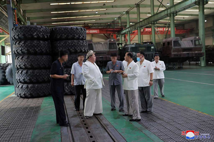 Selama kunjungan ke pabrik senjata, Kim menyerukan terus meningkatkan kinerja dan keandalan senjata dan memperluas kapasitas produksinya dengan cepat, kata KCNA. Kim juga menyoroti modernisasi senjata ringan sebagai 