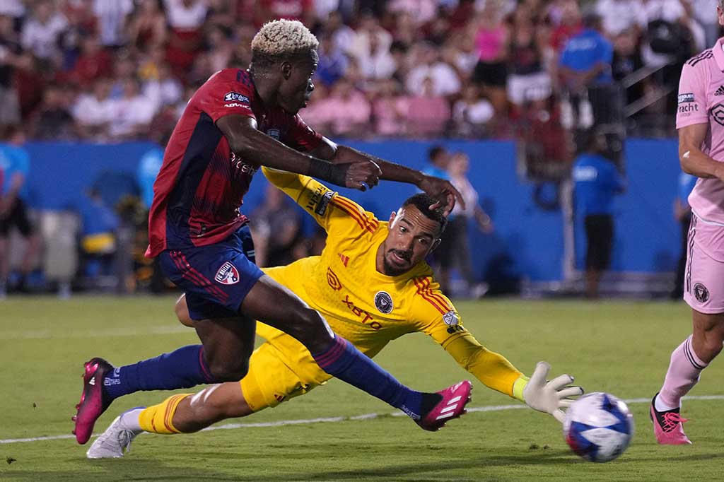 Tim tuan rumah berbalik memimpin pada akhir babak pertama lewat penyelesaian luar biasa dari Bernard Kamungo yang melewati dua bek lawan sebelum menuntaskan peluang menjadi gol.