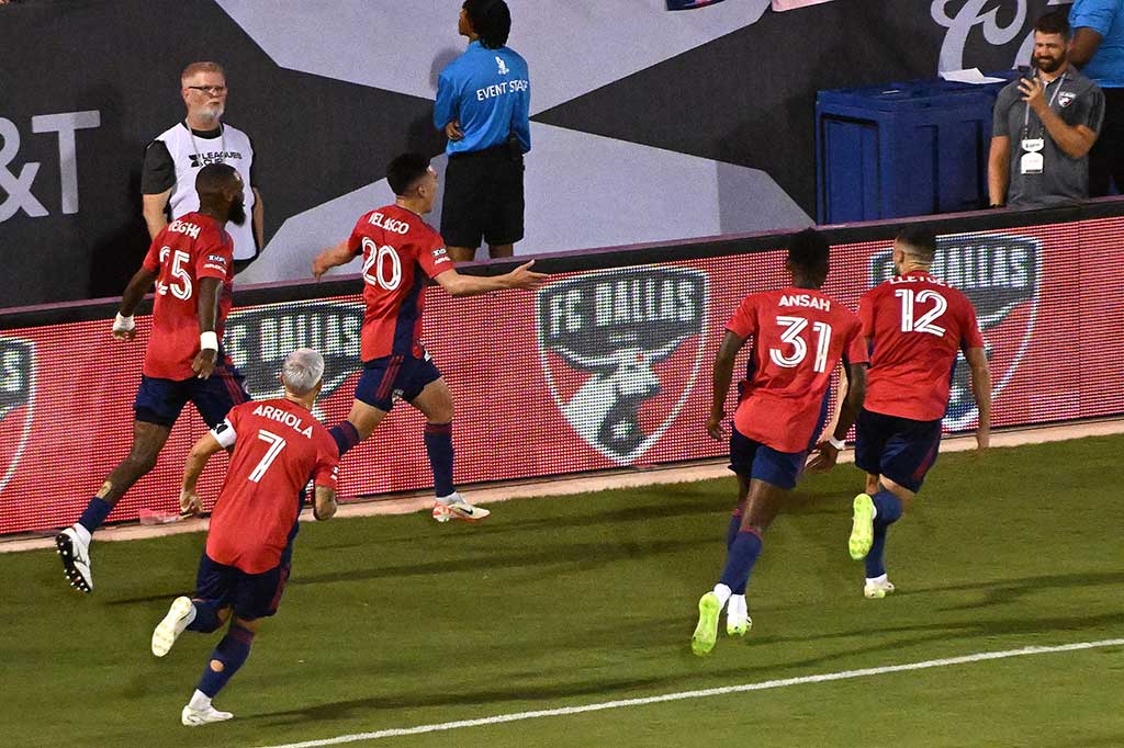 Pemain Dallas Argentina lainnya, Alan Velasco, mengubah skor menjadi 3-1 pada menit ke-63 dengan tendangan bebas dari kiri yang melewati pagar betis lawan dan masuk ke sudut jauh.