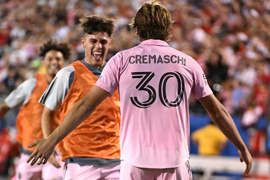 Sebuah gol bunuh diri dari Robert Taylor, saat ia mencoba mencegat umpan Paul Arriola, mengembalikan keunggulan dua gol untuk Dallas menjadi 4-2.