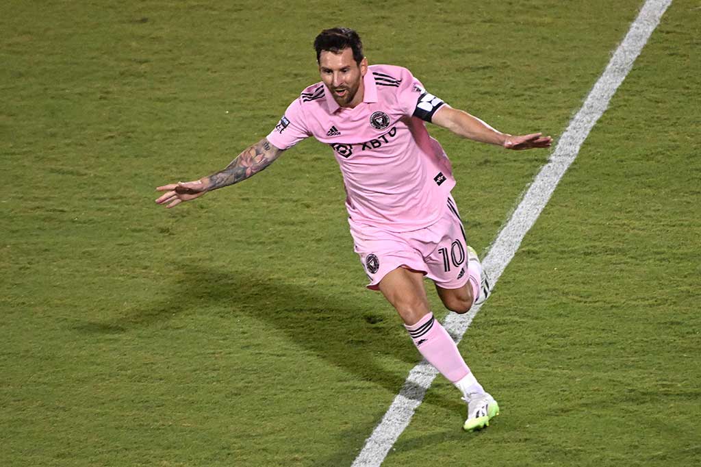 Sebuah gol bunuh diri dari Robert Taylor, saat ia mencoba mencegat umpan Paul Arriola, mengembalikan keunggulan dua gol untuk Dallas menjadi 4-2.