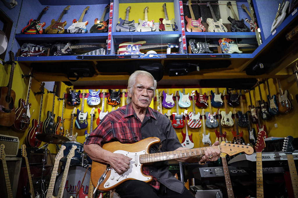 Berbagai macam karekter gitar dengan varian warna serta desain cantik menghiasi ruang koleksi pribadinya layaknya museum musik mini. 