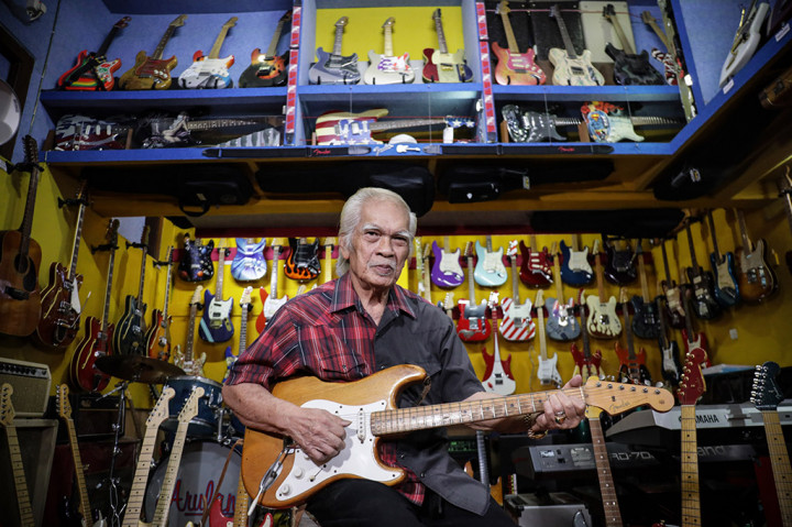 Berbagai macam karekter gitar dengan varian warna serta desain cantik menghiasi ruang koleksi pribadinya layaknya museum musik mini. 