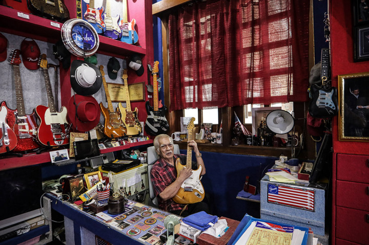 Sampai saat ini konon ia memiliki lebih dari 350 buah gitar fender yang terpajang rapih dan terawat di rumahnya, baik itu versi statocaster, telecaster maupun yang versi akustik. 