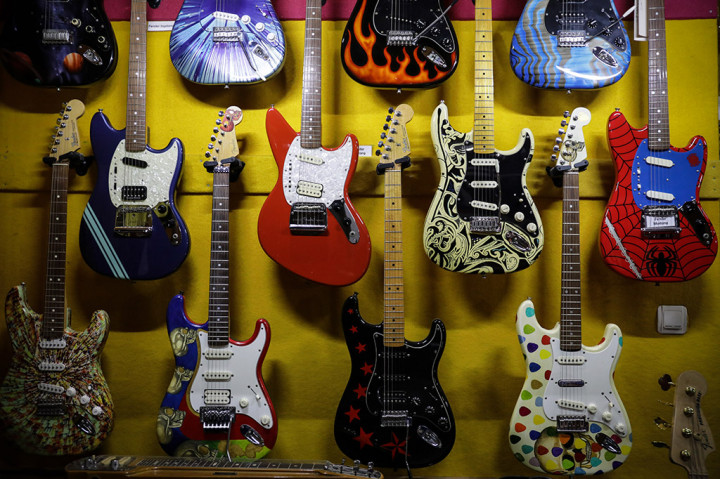 Gitaris anggota band sekaligus pendiri Arulan Band yang eksis di era 60an ini, memilih instrumen gitar menjadi koleksi kesayangannya. Pria asal Palembang ini begitu mengagumi gitar dengan merk Fender khususnya dari AS. 