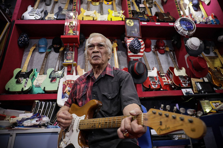 Kolektor gitar Sjahrul G Bajumi saat diwawancarai Media Indonesia di studio sekaligus tempat menyimpan koleksi gitarnya yang berada di rumahnya kawasan Permata Hijau, Jakarta, Senin, 7 Agustus 2023. 