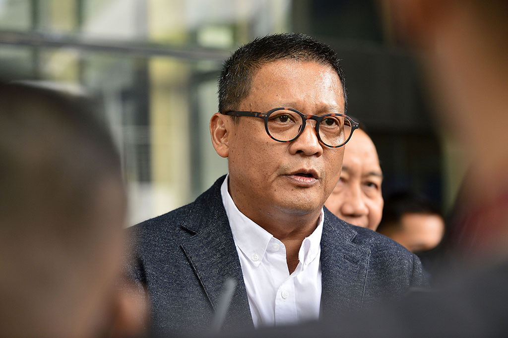 Lebih lanjut Krisna mengatakan pihaknya akan berkoordinasi lebih lanjut dengan lembaga antirasuah untuk menyelidiki kebenaran soal gosip tersebut dan juga mencari dua buronan KPK lainnya.