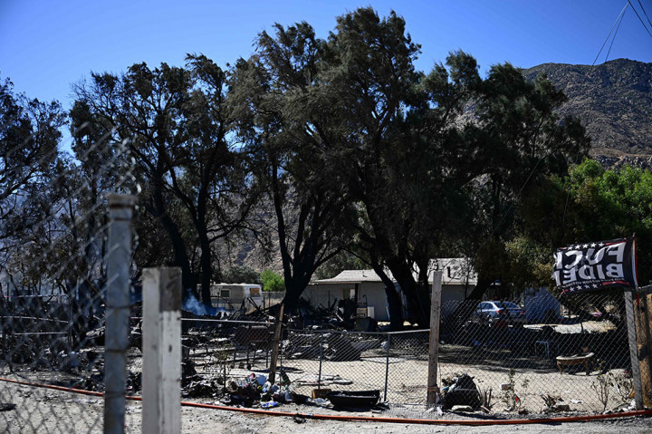 Fulcher menambahkan, sayangnya, helikopter kedua jatuh, dan tragisnya ketiga anggota tewas, termasuk satu kepala Divisi Pemadam Kebakaran Cal, satu kapten kebakaran Cal Fire, dan satu pilot klien kontrak.