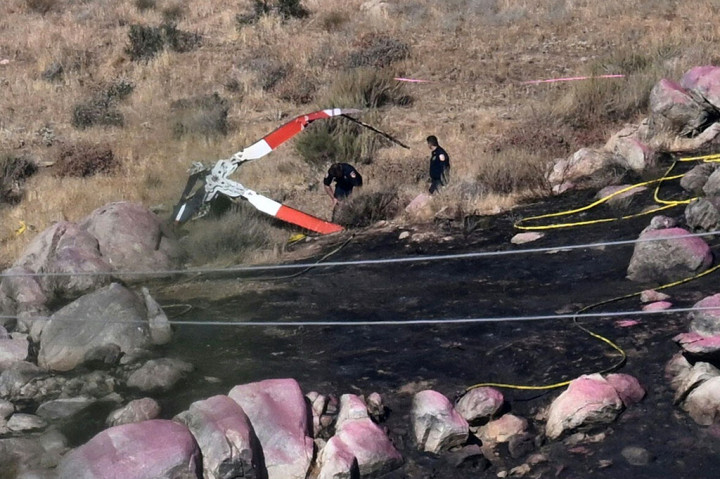 Sedikitnya tiga orang tewas di California ketika helikopter mereka menabrak lereng bukit setelah bertabrakan dengan helikopter lain saat berjuang melawan kebakaran hutan.