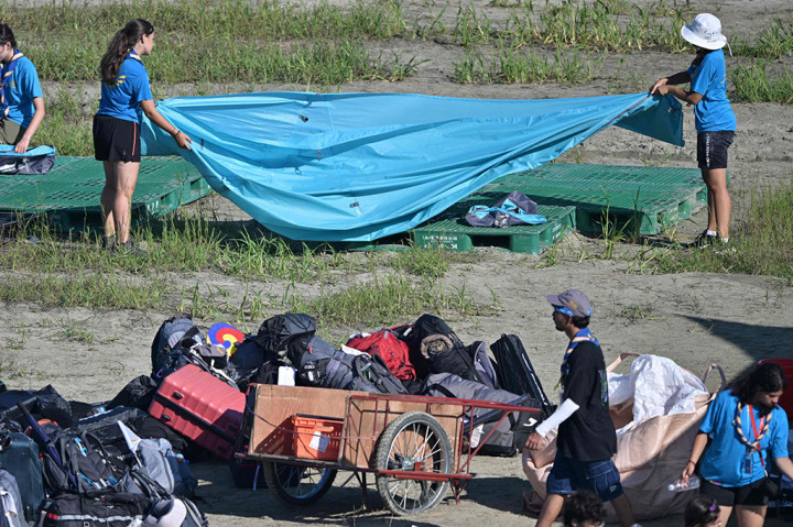 Anggota Pramuka berkemas untuk bersiap meninggalkan perkemahan Jambore Pramuka Dunia di Buan, provinsi Jeolla Utara, Selasa, 8 Agustus 2023.