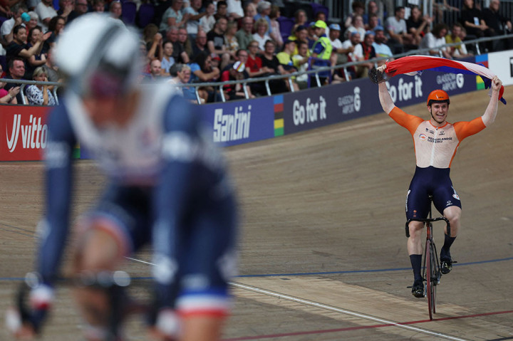 Lavreysen sekarang memiliki total 13 gelar dunia dan diprediksi akan menjadi favorit untuk memenangkan tiga medali emas tahun depan di Olimpiade Paris. Selain itu, dia juga sangat dekat untuk menyamakan rekor yang dimiliki legenda balap sepeda Prancis, Arnaud Tourant, dengan 14 gelar dunia.
