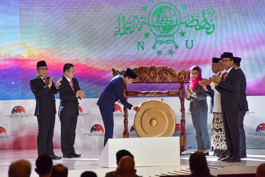 Presiden RI Joko Widodo (Jokowi) menelepon untuk itu seharusnya negara-negara anggota ASEAN yang memiliki semangat religius yang tinggi mampu menjadi jangkar perdamaian dunia.